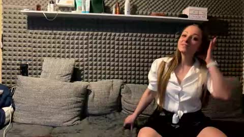 Dee Lorrie online show from March 20, 7:08 pm