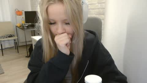 Snapshot of deeannnye chatting on June 1, 7:37 pm Amanda online show from June 1, 7:37 pm