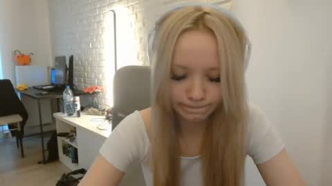 Snapshot of deeannnye chatting on June 2, 6:54 pm Amanda online show from June 2, 6:54 pm