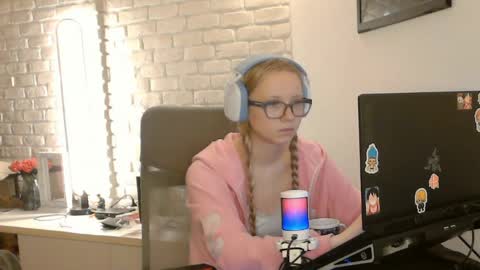 Snapshot of deeannnye chatting on June 5, 8:03 pm Amanda online show from June 5, 8:03 pm