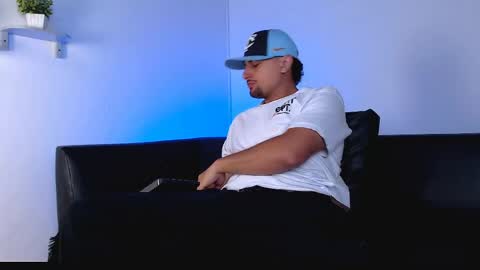 Snapshot of deivy_gram chatting on April 19, 12:00 am DEIVY online show from April 19, 12:00 am