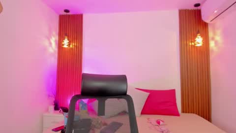 D E L A Y L  A online show from October 30, 4:03 am