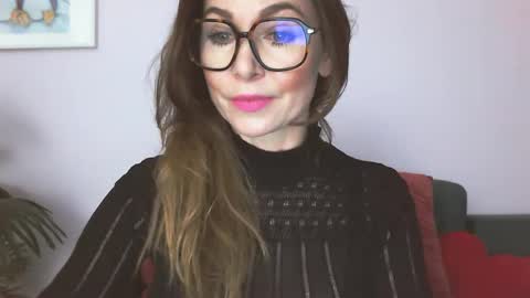 Snapshot of delilah_sweet chatting on April 16, 2:18 pm delilah_sweet online show from April 16, 2:18 pm