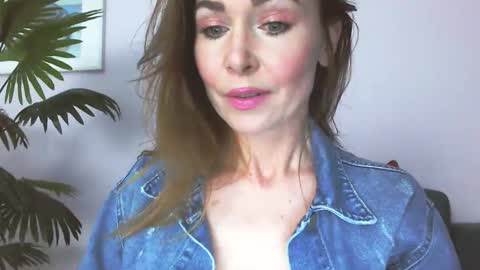 Snapshot of delilah_sweet chatting on May 25, 3:29 pm delilah_sweet online show from May 25, 3:29 pm