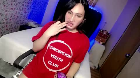 Snapshot of deluxetgirl69 chatting on December 4, 10:13 am Chesca online show from December 4, 10:13 am