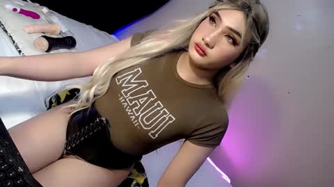 Snapshot of deluxetgirl69 chatting on December 7, 10:17 pm Chesca online show from December 7, 10:17 pm