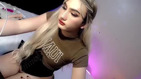 Snapshot of deluxetgirl69 chatting on December 8, 1:24 am Chesca online show from December 8, 1:24 am