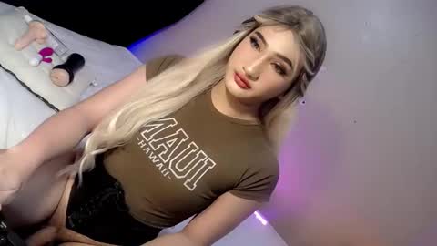 Snapshot of deluxetgirl69 chatting on December 8, 11:19 pm Chesca online show from December 8, 11:19 pm