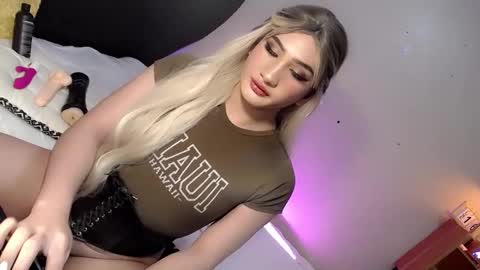 Snapshot of deluxetgirl69 chatting on December 19, 4:57 pm Chesca online show from December 19, 4:57 pm