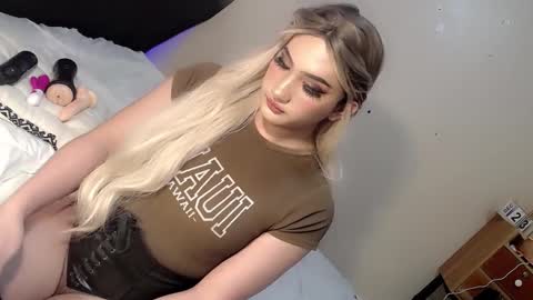 Snapshot of deluxetgirl69 chatting on December 25, 5:37 pm Chesca online show from December 25, 5:37 pm