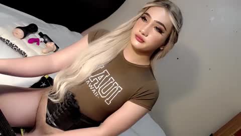 Snapshot of deluxetgirl69 chatting on December 31, 3:34 am Chesca online show from December 31, 3:34 am
