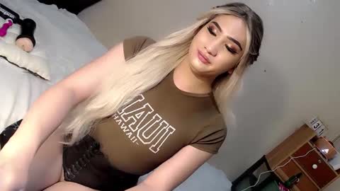 Snapshot of deluxetgirl69 chatting on January 2, 2:35 pm Chesca online show from January 2, 2:35 pm