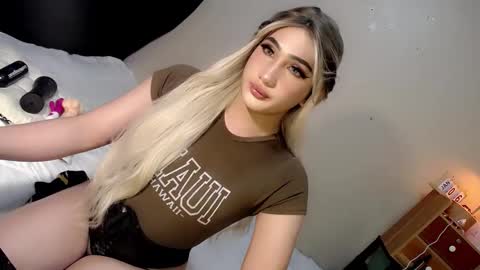 Snapshot of deluxetgirl69 chatting on January 6, 2:48 am Chesca online show from January 6, 2:48 am