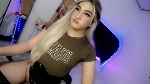 Snapshot of deluxetgirl69 chatting on January 8, 5:16 am Chesca online show from January 8, 5:16 am