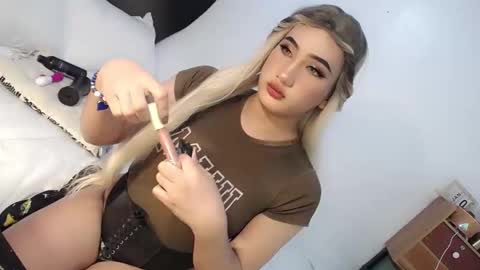 Snapshot of deluxetgirl69 chatting on January 9, 11:25 am Chesca online show from January 9, 11:25 am