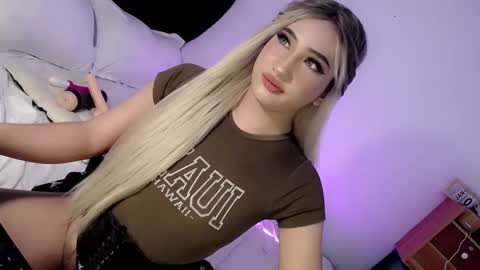 Snapshot of deluxetgirl69 chatting on January 13, 5:44 pm Chesca online show from January 13, 5:44 pm