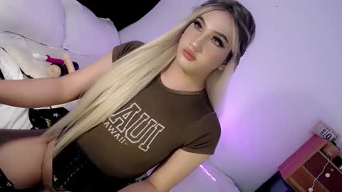 Snapshot of deluxetgirl69 chatting on January 13, 8:48 pm Chesca online show from January 13, 8:48 pm