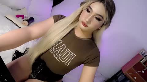 Snapshot of deluxetgirl69 chatting on January 16, 12:31 pm Chesca online show from January 16, 12:31 pm
