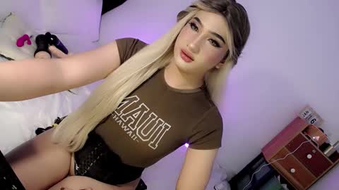 Snapshot of deluxetgirl69 chatting on January 17, 12:10 am Chesca online show from January 17, 12:10 am