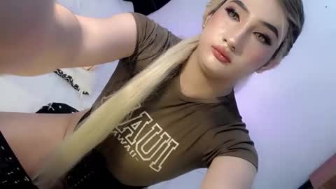 Snapshot of deluxetgirl69 chatting on January 30, 9:36 pm Chesca online show from January 30, 9:36 pm