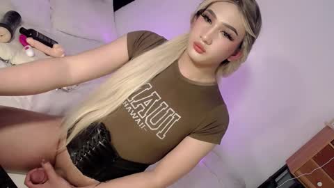 Snapshot of deluxetgirl69 chatting on January 31, 11:45 pm Chesca online show from January 31, 11:45 pm