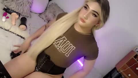 Snapshot of deluxetgirl69 chatting on February 6, 3:52 pm Chesca online show from February 6, 3:52 pm