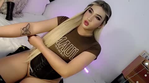 Snapshot of deluxetgirl69 chatting on February 9, 9:39 pm Chesca online show from February 9, 9:39 pm