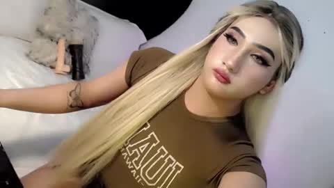 Snapshot of deluxetgirl69 chatting on February 10, 1:14 am Chesca online show from February 10, 1:14 am