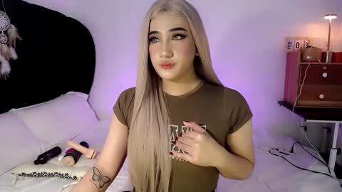 Snapshot of deluxetgirl69 chatting on February 11, 10:15 am Chesca online show from February 11, 10:15 am