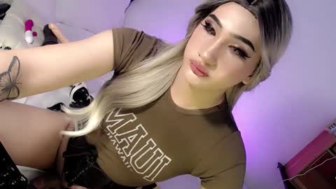 Snapshot of deluxetgirl69 chatting on February 15, 1:42 am Chesca online show from February 15, 1:42 am