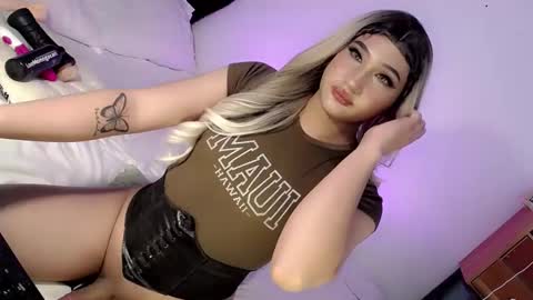 Snapshot of deluxetgirl69 chatting on February 15, 9:15 pm Chesca online show from February 15, 9:15 pm