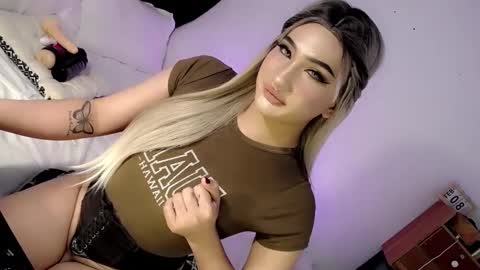 Snapshot of deluxetgirl69 chatting on February 16, 4:32 pm Chesca online show from February 16, 4:32 pm