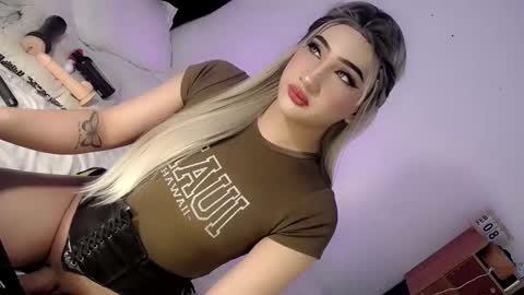 Snapshot of deluxetgirl69 chatting on February 19, 5:49 pm Chesca online show from February 19, 5:49 pm