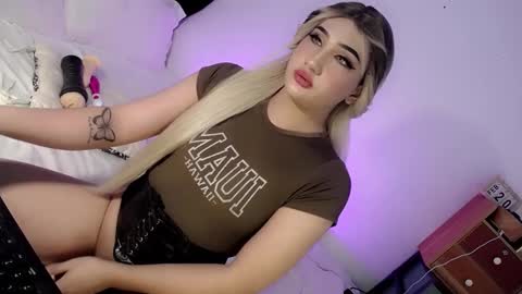 Snapshot of deluxetgirl69 chatting on February 20, 3:41 pm Chesca online show from February 20, 3:41 pm