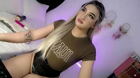 Snapshot of deluxetgirl69 chatting on February 23, 4:02 pm Chesca online show from February 23, 4:02 pm