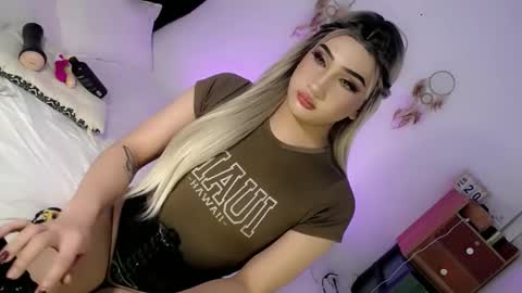 Snapshot of deluxetgirl69 chatting on February 24, 3:42 pm Chesca online show from February 24, 3:42 pm