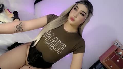 Snapshot of deluxetgirl69 chatting on February 25, 12:03 pm Chesca online show from February 25, 12:03 pm