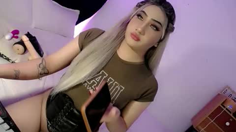 Snapshot of deluxetgirl69 chatting on September 9, 8:52 pm Chesca online show from September 9, 8:52 pm