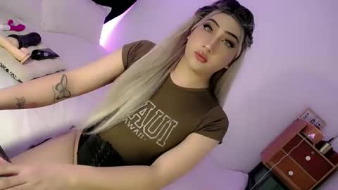 Snapshot of deluxetgirl69 chatting on September 13, 9:31 am Chesca online show from September 13, 9:31 am
