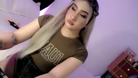 Snapshot of deluxetgirl69 chatting on September 18, 7:54 am Chesca online show from September 18, 7:54 am