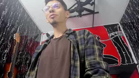 Snapshot of dereck_monroe chatting on March 22, 10:29 am Dereck online show from March 22, 10:29 am