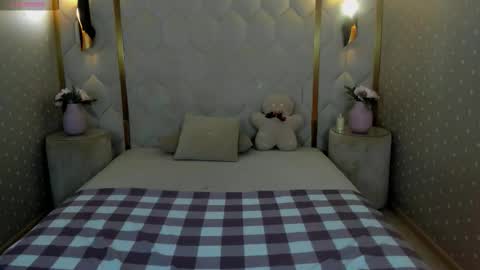 Derek online show from December 22, 1:24 am