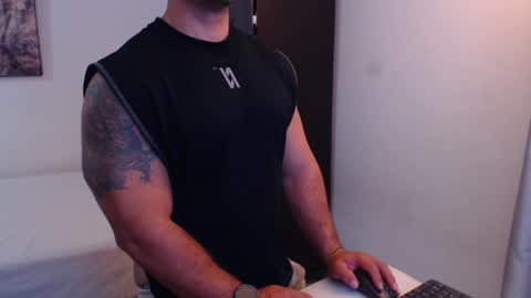 Snapshot of derek_group chatting on December 21, 11:34 pm Derek online show from December 21, 11:34 pm