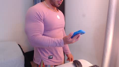 Snapshot of derek_group chatting on January 6, 11:52 pm Derek online show from January 6, 11:52 pm