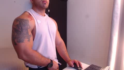 Snapshot of derek_group chatting on January 10, 11:29 pm Derek online show from January 10, 11:29 pm