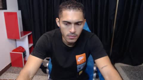 Snapshot of derek_storm_ chatting on November 22, 11:20 am D E R E K online show from November 22, 11:20 am