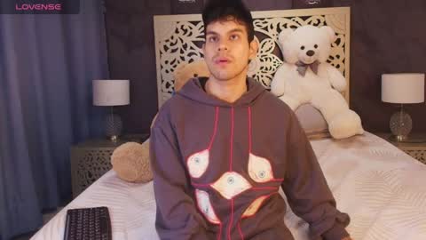 derek_voss online show from June 6, 12:43 pm