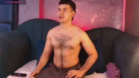 derek_voss online show from July 18, 12:42 pm