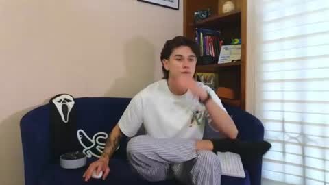 Derek online show from June 17, 10:43 pm