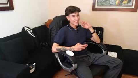 Derek online show from June 25, 9:19 pm